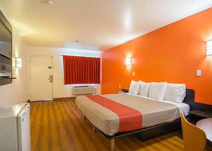 Hotel 6 Chandler 2*